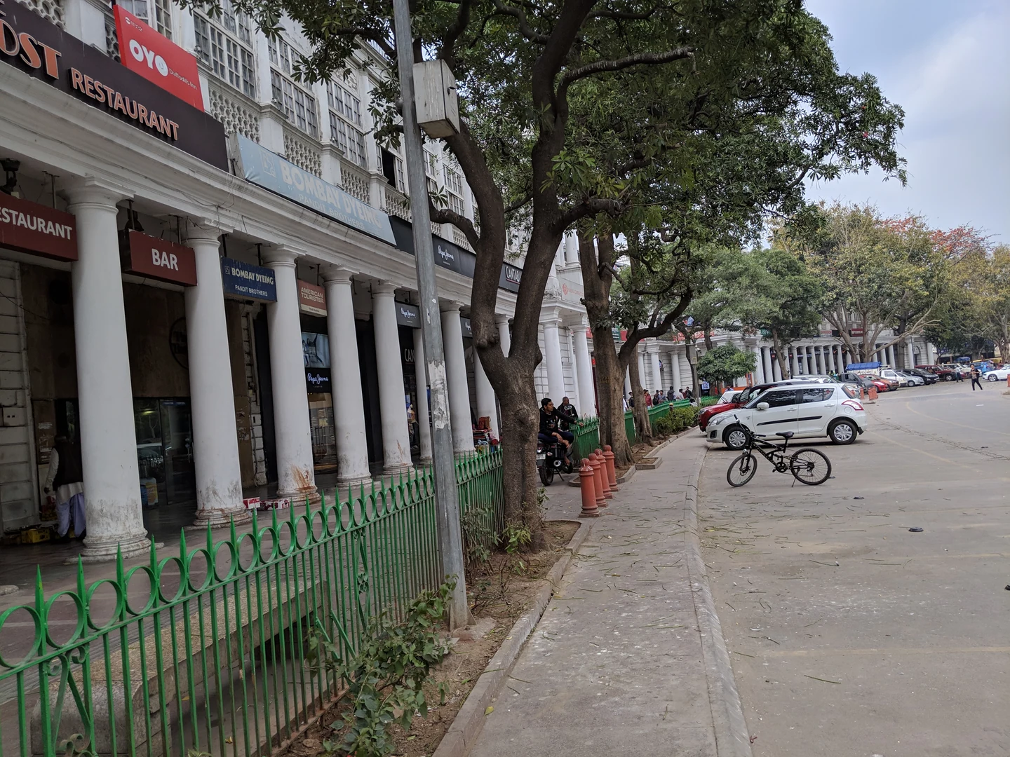 नई दिल्ली के कनॉट प्लेस की सड़क और कॉलोनैड