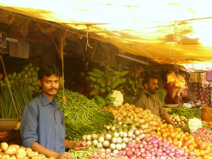 भारतीय बाज़ार में ताज़ी सब्ज़ियाँ और फल